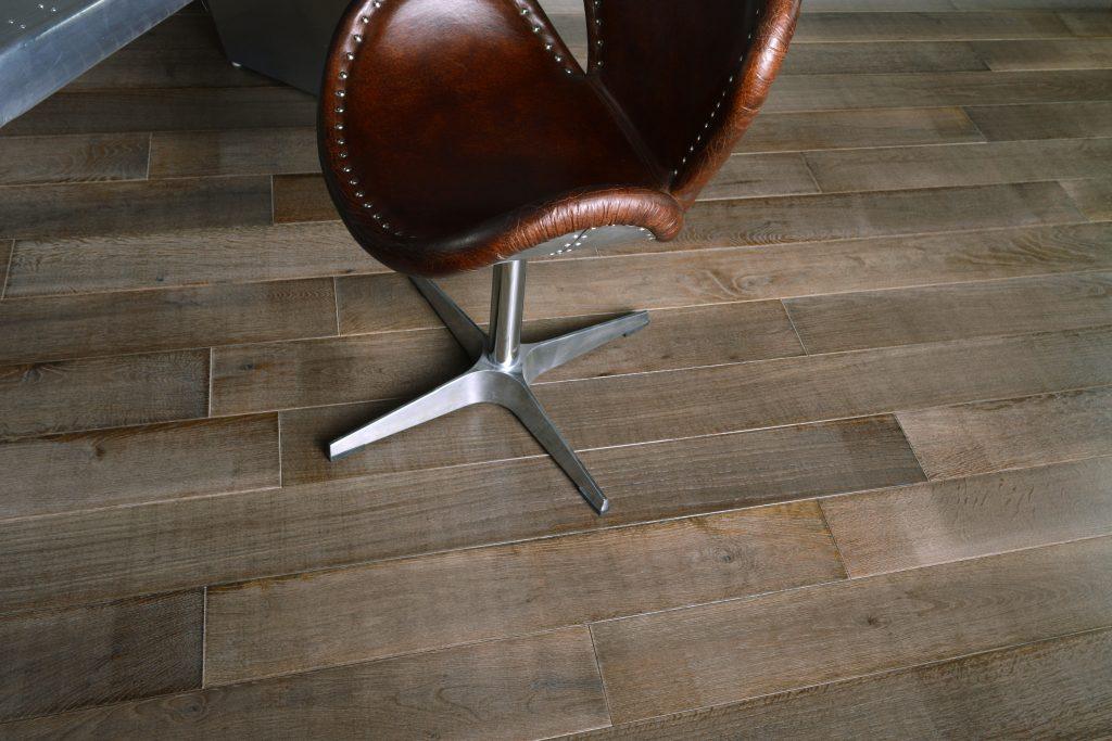 krzesło, drewniane podłogi